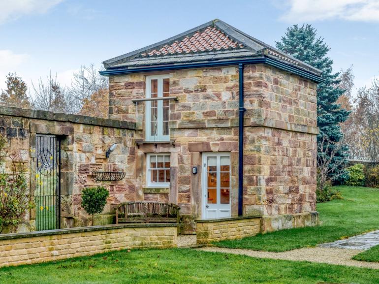 romantic yorkshire hot tub cottage for couples