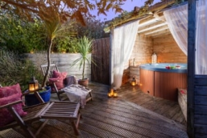 Cornwall Honeymoon Hot Tub Cottages | Honey Hedge