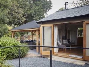 luxury hot tub lodge welsh borders