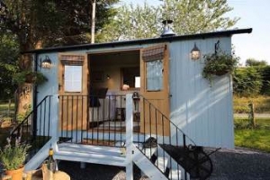 luxury glamping shepherd's hut Welsh Borders for couples