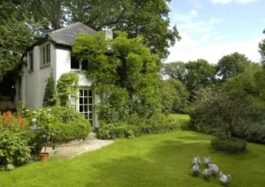 Romantic Devon cottages with late availability